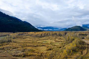 Autumn Valley Panorama Between Mountain Ranges in British Columbia, Canada — Serene Landscape