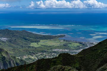 Naklejka premium Moanalua Valley & Moanalua Ridge Trail to the Haiku Stairs (Stairway To Heaven), Honolulu, Oahu, Hawaii. Koʻolau Range / shield volcano. In the distance is Kāneʻohe Bay and Heʻeia Pond