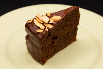 Rebanada pastel de chocolate y almendras