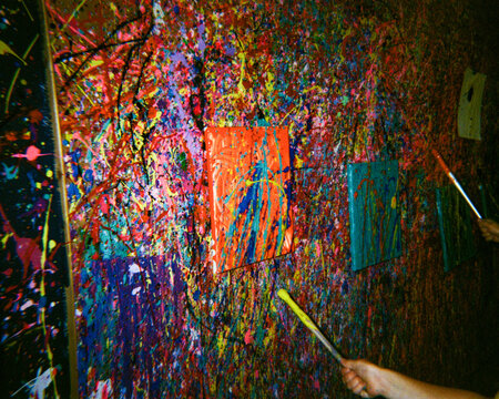 Colorful Splatter Painting Class in Creative Workshop Setting