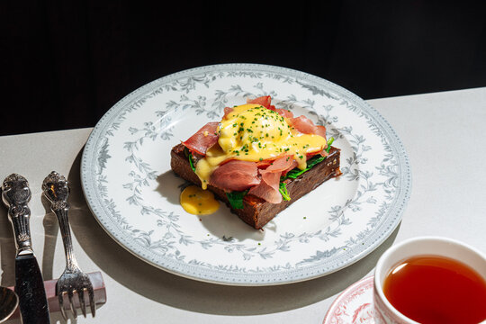 Eggs Benedict on toast with ham and hollandaise sauce