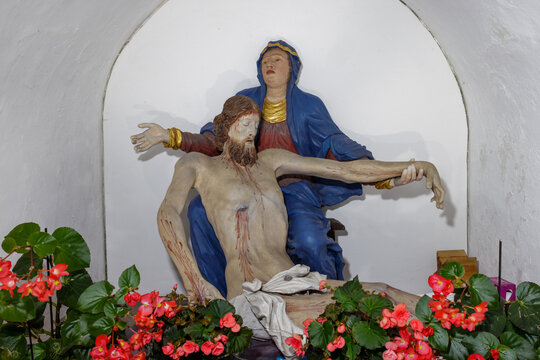 Small altar with Mary and Jesus