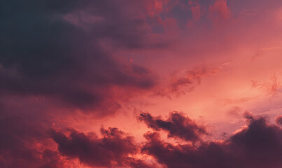 Obraz premium Dramatic sky filled with dark clouds and shades of purple and orange hues.