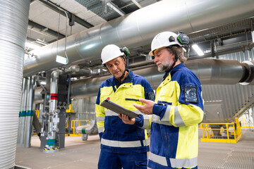 Technician Collaborate in an Industrial Facility Using a Tablet