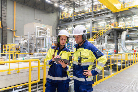 Workers Collaborate in an Industrial Facility Using a Tablet