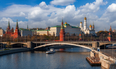 Obraz premium View of the Moscow Kremlin and the Moskva River under a picturesque sky