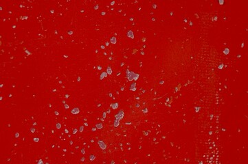 壁1面の赤い塗装が部分的にところどころ小さく剥がれている