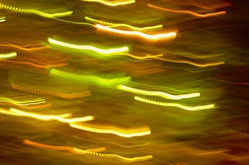 オレンジや黄色や黄緑の細い線長時間露光の背景