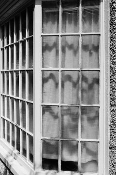 Colonial-style picture window