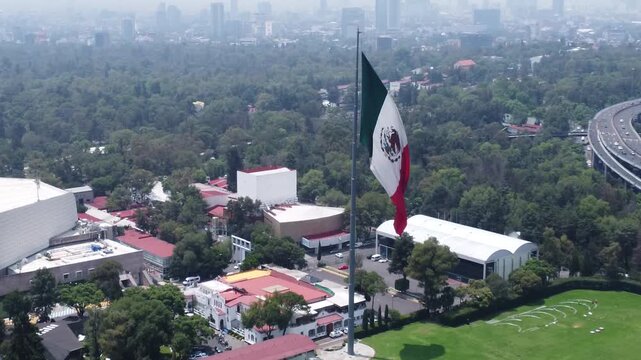 Bandera M&eacute;xicana sobre ciudad