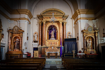 Fototapeta premium Valladolid, una ciudad europea en invierno, con espectaculares luces de colores brillantes.