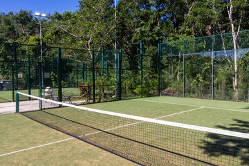 Cancha de tenis con pasto artificial © christian