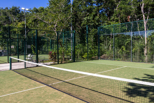 Cancha de tenis con pasto artificial