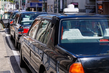 駅前で客待ちをするタクシーの列