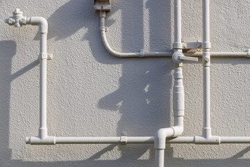 壁に設置されたガス管が作る造形