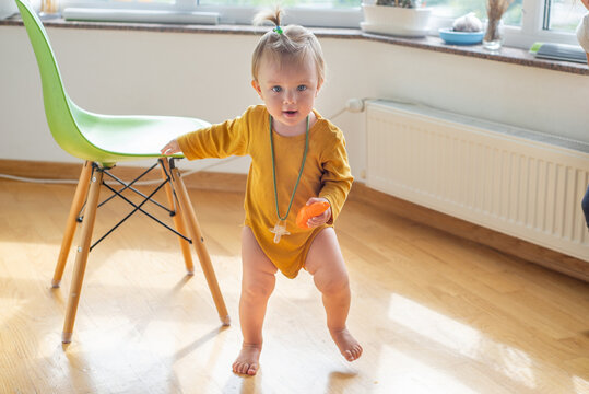 Todler learns to walk at home