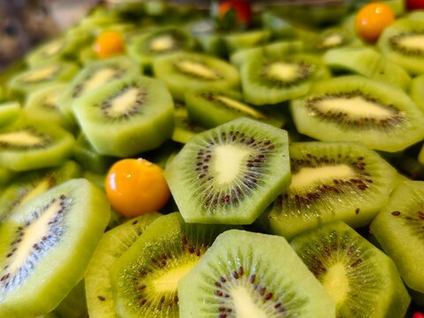 close-up fresh slices kiwi fruit.