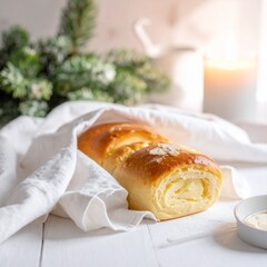 あたたかな白い冬の空気の中、リネン布にそっと包まれたバターロールがひとつ。
やわらかな自然光が焼き色と生地のふっくら感を優しく際立たせる。