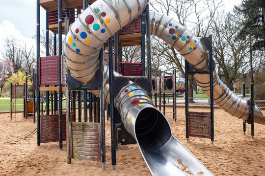 Children's climbing frame with various slides
