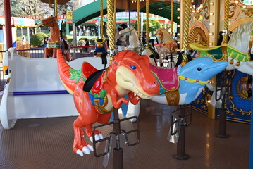 子どもたちに大人気のローカルな遊園地は、カラフルな乗り物がいっぱい