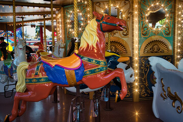 子どもたちに大人気のローカルな遊園地は、カラフルな乗り物がいっぱい