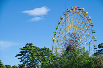 子どもたちに大人気のローカルな遊園地は、カラフルな乗り物がいっぱい