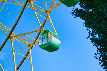 子どもたちに大人気のローカルな遊園地は、カラフルな乗り物がいっぱい