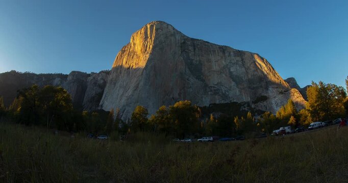 El Capitan Sunset &ndash; Golden Light on Yosemite&rsquo;s Granite Cliffs | Clear Sky Timelapse in California&rsquo;s Iconic National Park