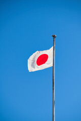 青空にはためく日章旗