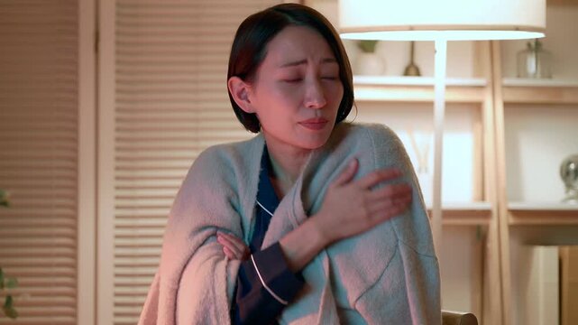 寒がる女性