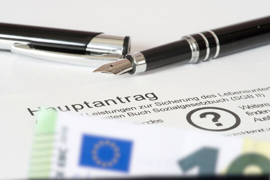 Ein Antrag auf B&uuml;rgergeld und Euro Geldscheine