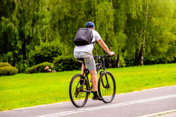 Obraz premium Cyclist ride on the bike path in the city Park 