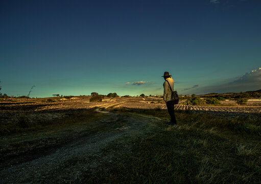 paisaje con hombre viendo a su pueblo a lo lejos