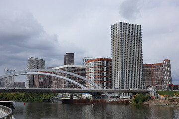 Obraz premium Modern bridge and the new residential buildings in Fili district in Moscow