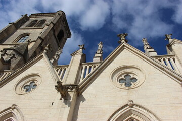 Auxonne, église Notre-Dame : vue latérale (tour, pinacles,  statues, baies quadrilobées)
