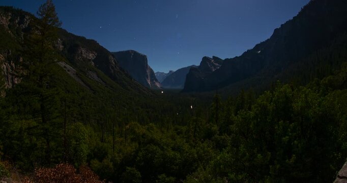 Stars Over Tunnel View &ndash; Night Timelapse of Yosemite&rsquo;s Majestic Valley Under the Stars