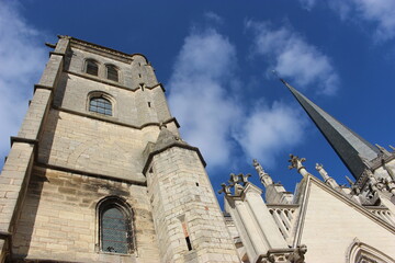 Auxonne, église Notre-Dame : vue latérale de biais (tour, clocher et statues) en contreplongée