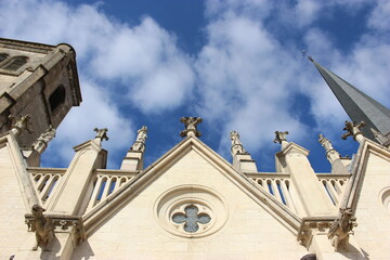 Auxonne, église Notre-Dame : vue latérale (tour, clocher et statues) en contreplongée