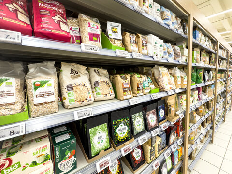 P&oacute;łki sklepowe z bio produktami, kasze, herbaty, płatki gryczane, orkiszowe, musli, pełne p&oacute;łki w hipermarkecie, supermarket.  żywność ekologiczna.