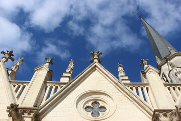 Auxonne, église Notre-Dame : vue latérale (statues, baies quadrilobées et clocher tors)