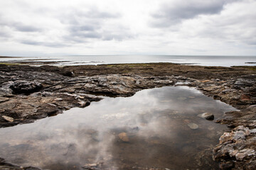 Reflet dans une flaque sur un rocher