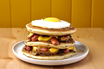 Pancake Toast Poulet pané et panko, bacon, saucisses et Œuf au plat