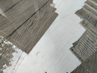 Bayangan gedung masjid dari genangan air hujan 