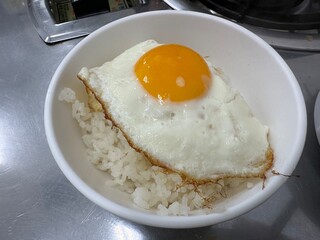 계란후라이가 올려진 밥
