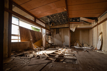 Obraz premium 海沿いに残された廃旅館の客室跡