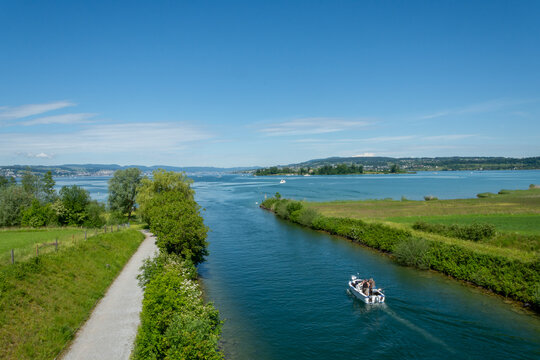 Bateau entrant dans le lac de Zurich, Suisse