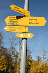 Wanderwegweiser in Regensberg, Kanton Z&uuml;rich, Schweiz