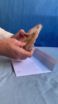 Contando billetes de dinero de 50 euros en efectivo y sobre blanco