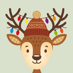 &uuml;&szlig;e Vektorillustration eines Rentiers mit Winterm&uuml;tze und bunter Lichterkette in den Geweihen. Fr&ouml;hliches Weihnachtsmotiv mit warmen Farben und festlicher Stimmung.
