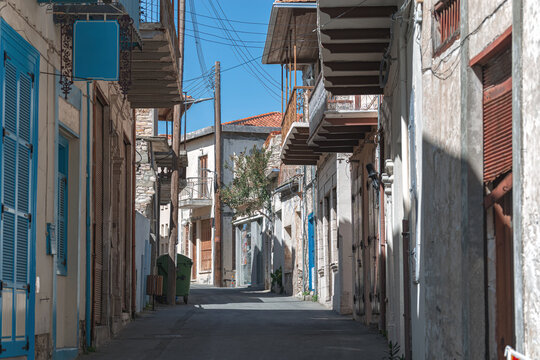 Fototapeta Exploring narrow streets and traditional houses in Pano Lefkara, Cyprus